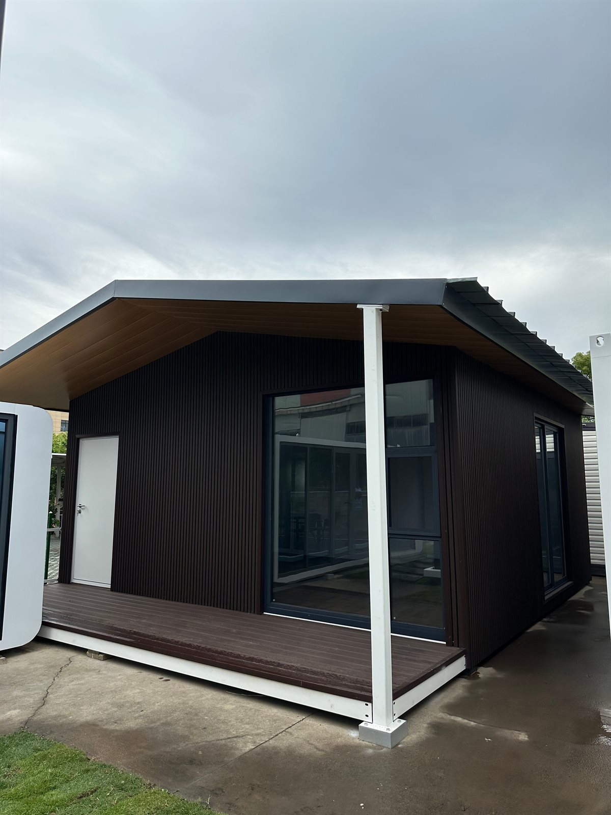 Expandable Container Hotel